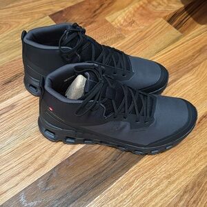 On Men’s Cloudfoam Waterproof boots, size 8.5, black